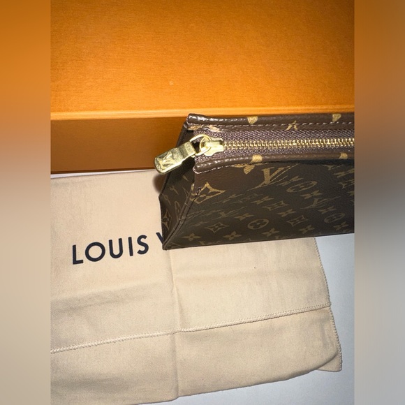 Louis Vuitton Monogram Toiletry 26 - Picture 3 of 7